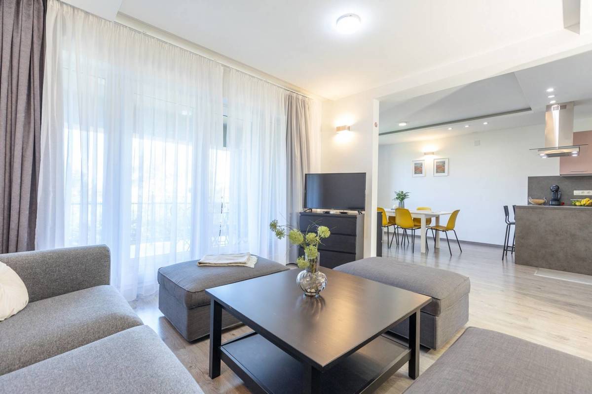 OPATIJA - POBRI, 4-sobno stanovanje s pogledom na morje
