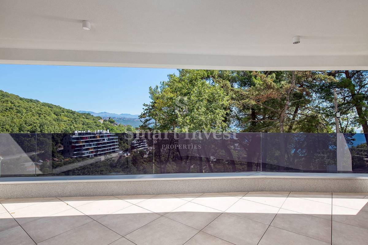 OPATIJA, luksuzno 3-sobno stanovanje s pogledom na morje v kompleksu z bazenom