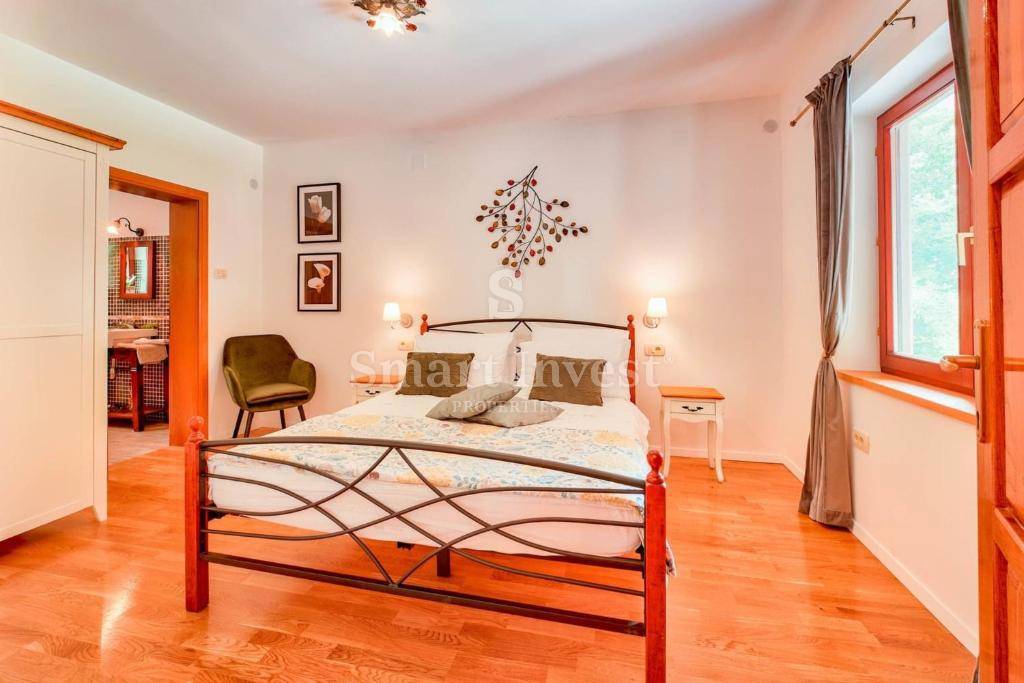 IČIĆI, hiša z bazenom in pogledom na morje obdana z zelenjem