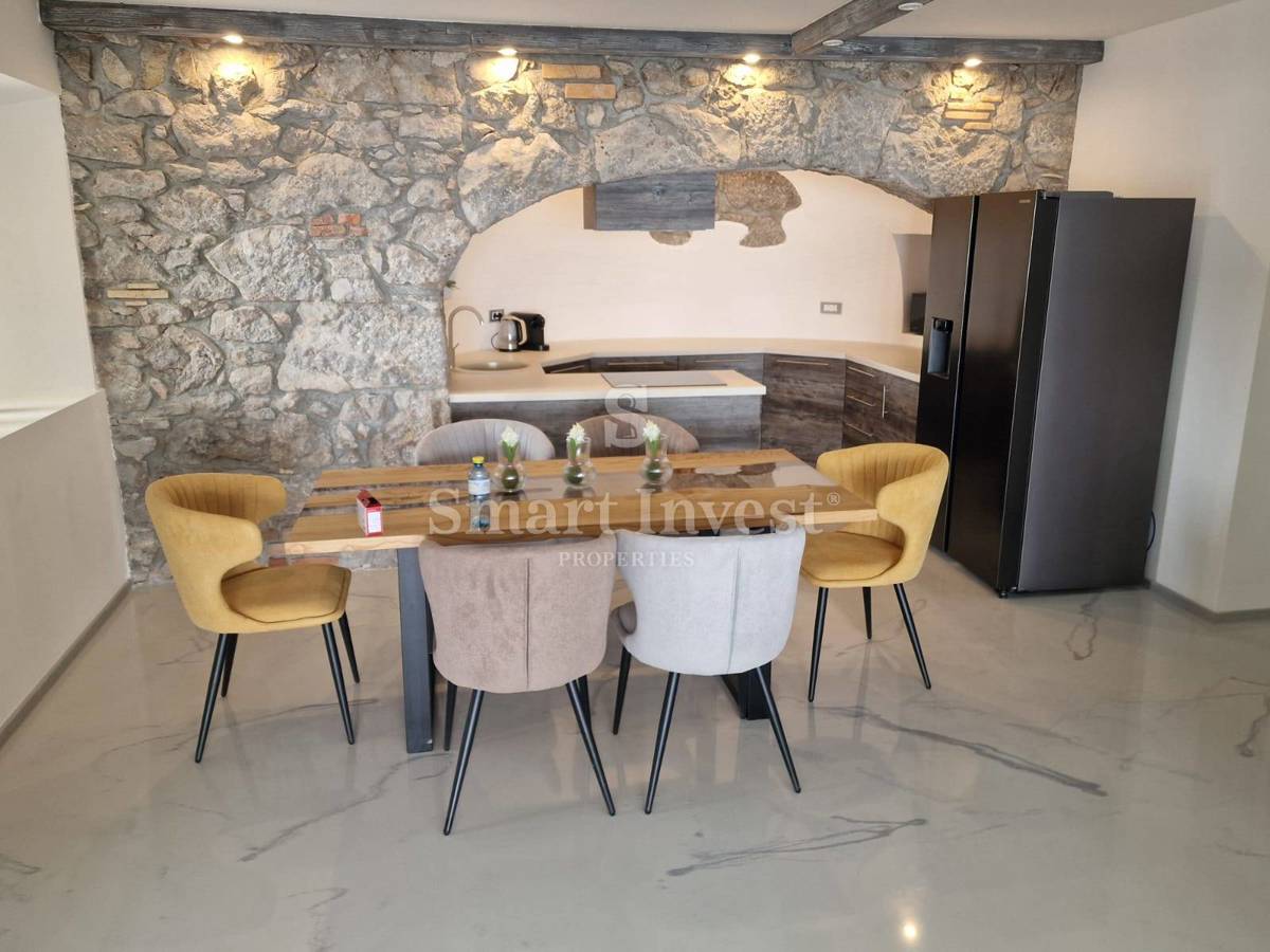 OPATIJA - BREGI, stanovanje s teraso, pogledom na morje, bazenom in parkiriščem