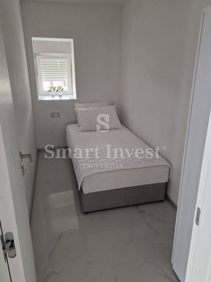 OPATIJA - BREGI, stanovanje s teraso, pogledom na morje, bazenom in parkiriščem