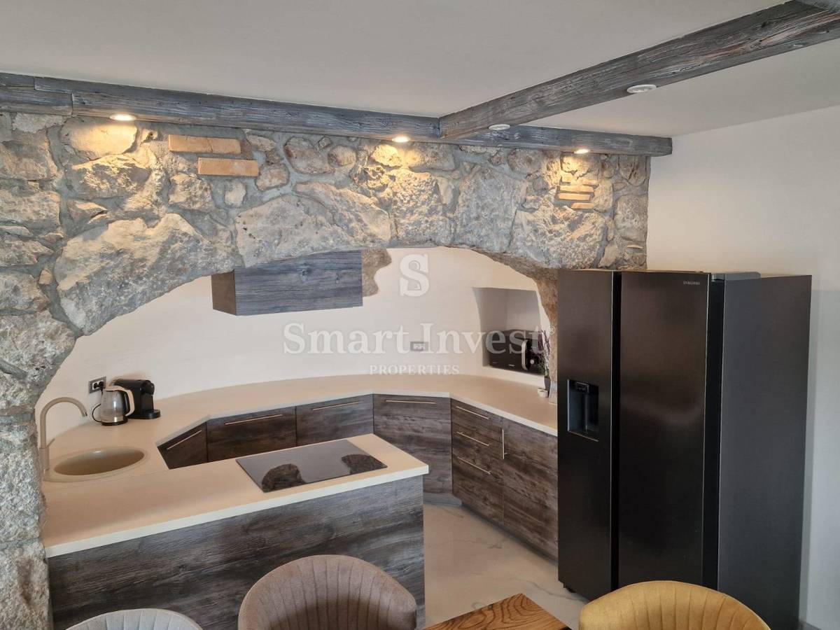 OPATIJA - BREGI, stanovanje s teraso, pogledom na morje, bazenom in parkiriščem