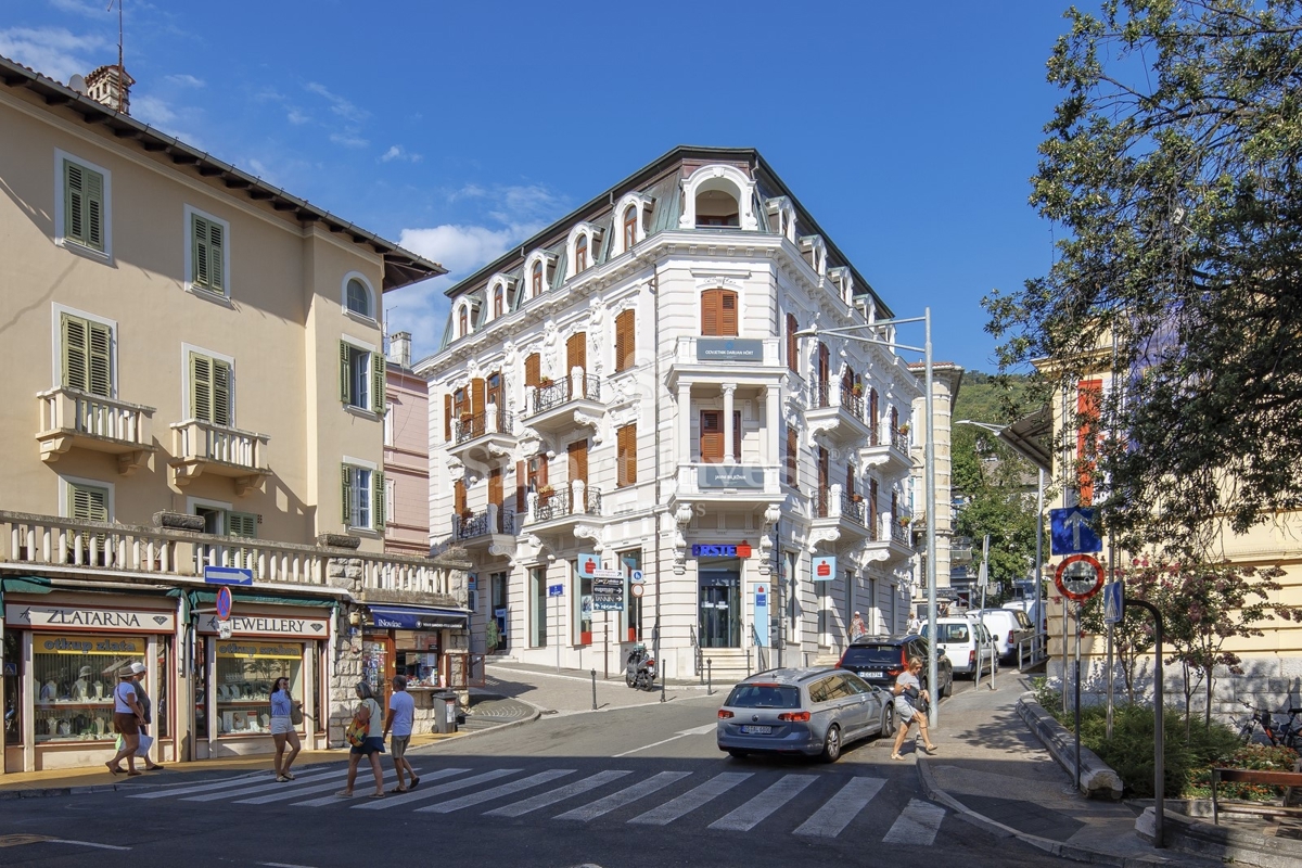 OPATIJA, luksuzno stanovanje z balkonom v stari vili blizu morja