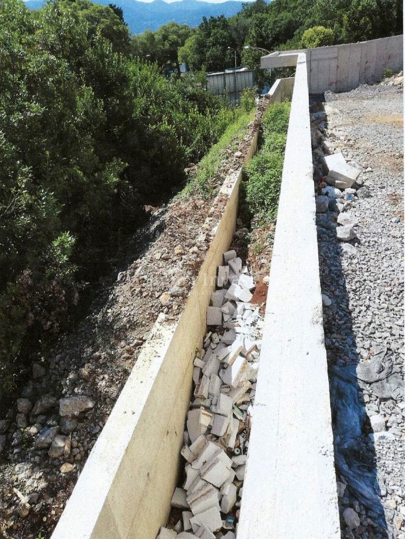 RIJEKA - BIVIO, zemljišče z gradbenim dovoljenjem za 5 stanovanj