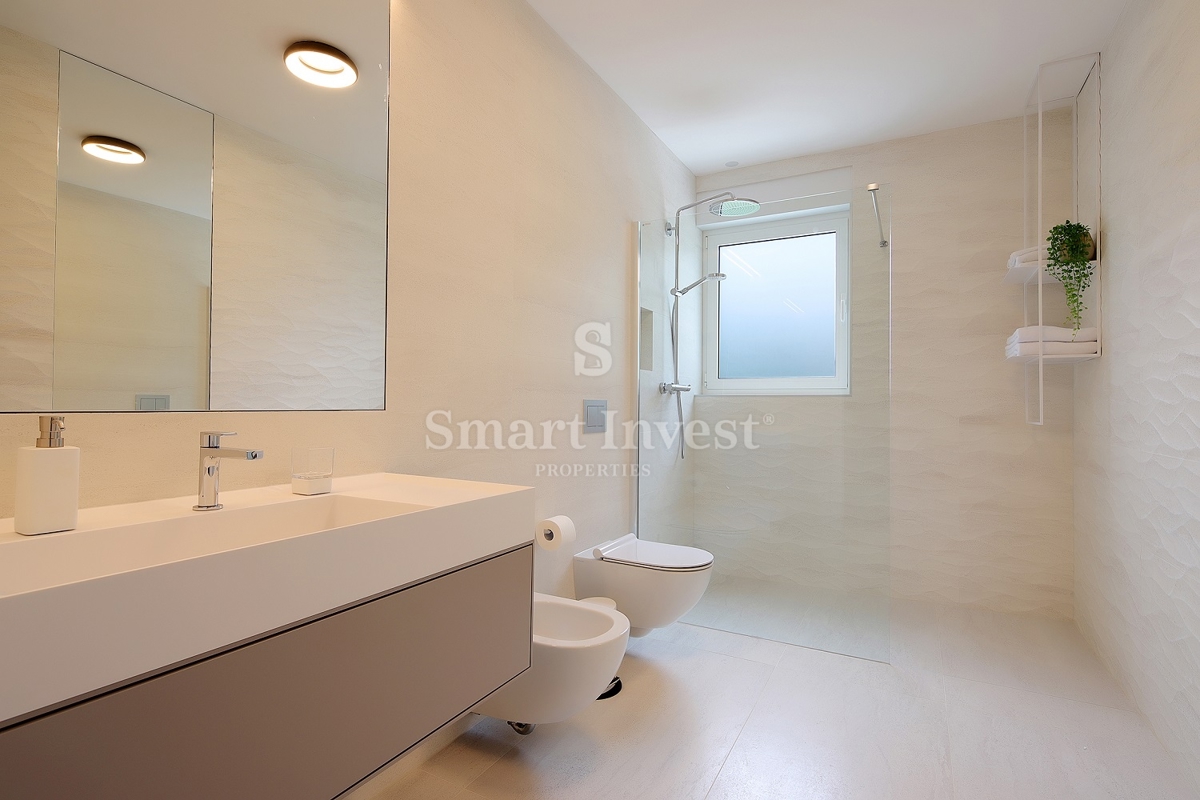 IČIĆI, luksuzno stanovanje v novogradnji z bazenom, 100 m od morja