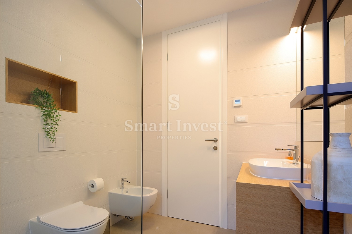 IČIĆI, luksuzno stanovanje v novogradnji z bazenom, 100 m od morja