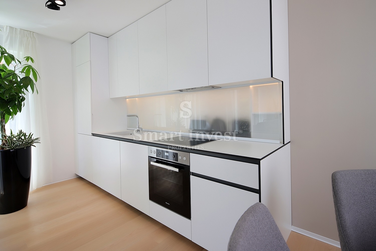 IČIĆI, luksuzno stanovanje v novogradnji z bazenom, 100 m od morja