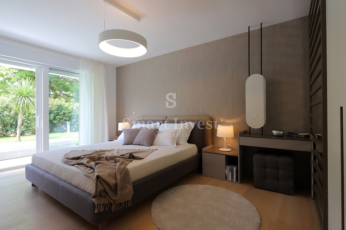 IČIĆI, luksuzno stanovanje v novogradnji z bazenom, 100 m od morja