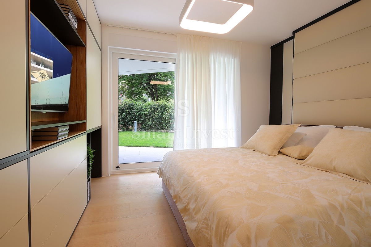 IČIĆI, luksuzno stanovanje v novogradnji z bazenom, 100 m od morja