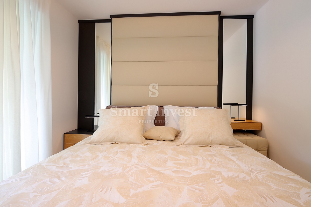 IČIĆI, luksuzno stanovanje v novogradnji z bazenom, 100 m od morja