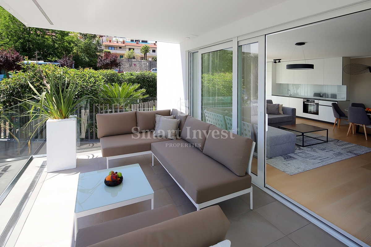 IČIĆI, luksuzno stanovanje v novogradnji z bazenom, 100 m od morja