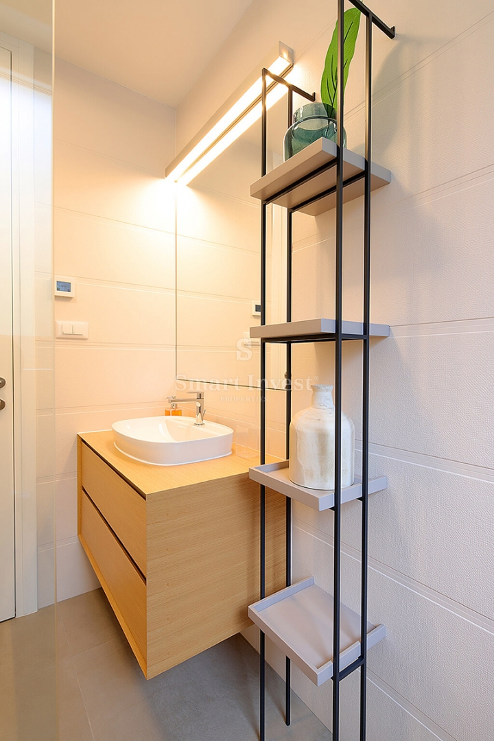 IČIĆI, luksuzno stanovanje v novogradnji z bazenom, 100 m od morja