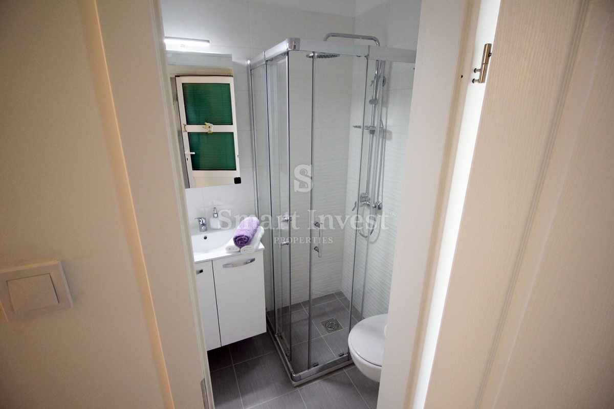 MATULJI - JUŠIĆI, vrstna hiša s 3 stanovanji, konobo in garažo