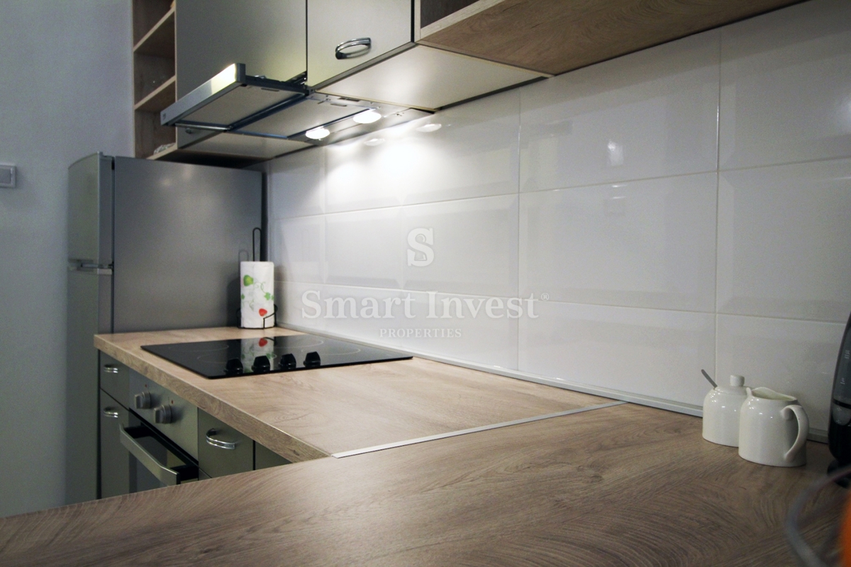 MATULJI - JUŠIĆI, vrstna hiša s 3 stanovanji, konobo in garažo