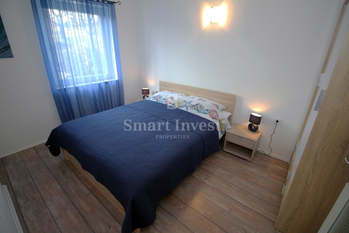 MATULJI - JUŠIĆI, vrstna hiša s 3 stanovanji, konobo in garažo