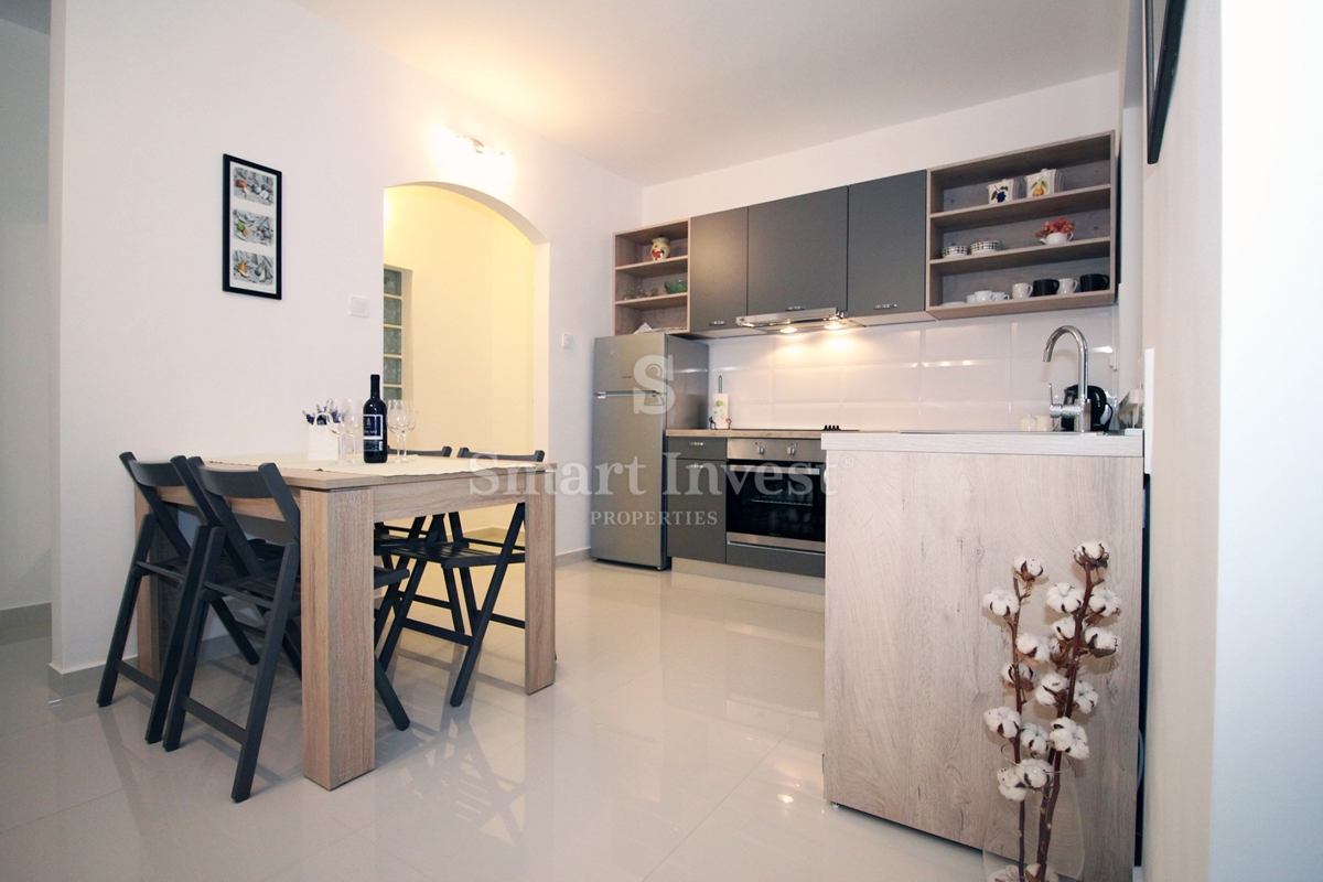 MATULJI - JUŠIĆI, vrstna hiša s 3 stanovanji, konobo in garažo