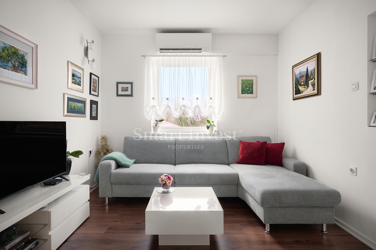 MATULJI - JUŠIĆI, vrstna hiša s 3 stanovanji, konobo in garažo