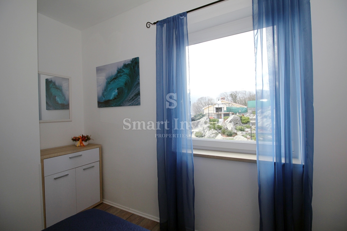 MATULJI - JUŠIĆI, vrstna hiša s 3 stanovanji, konobo in garažo