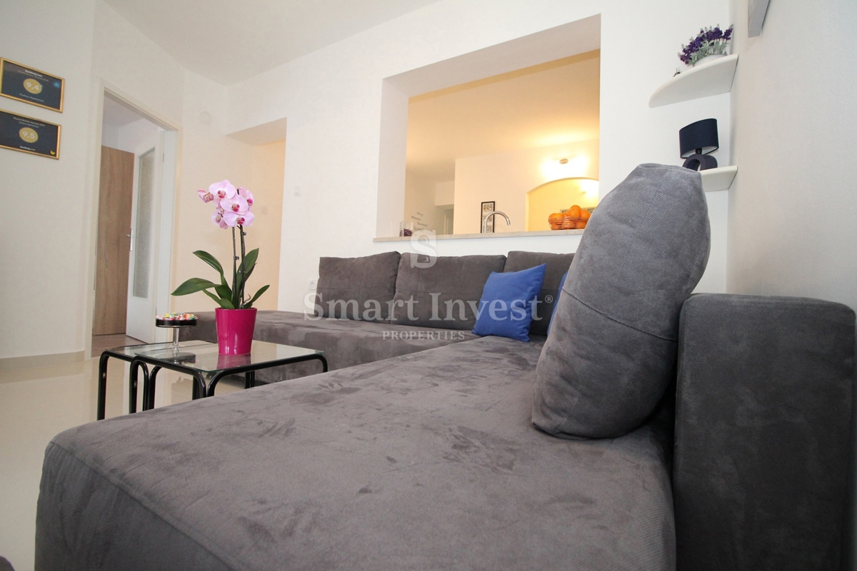 MATULJI - JUŠIĆI, vrstna hiša s 3 stanovanji, konobo in garažo