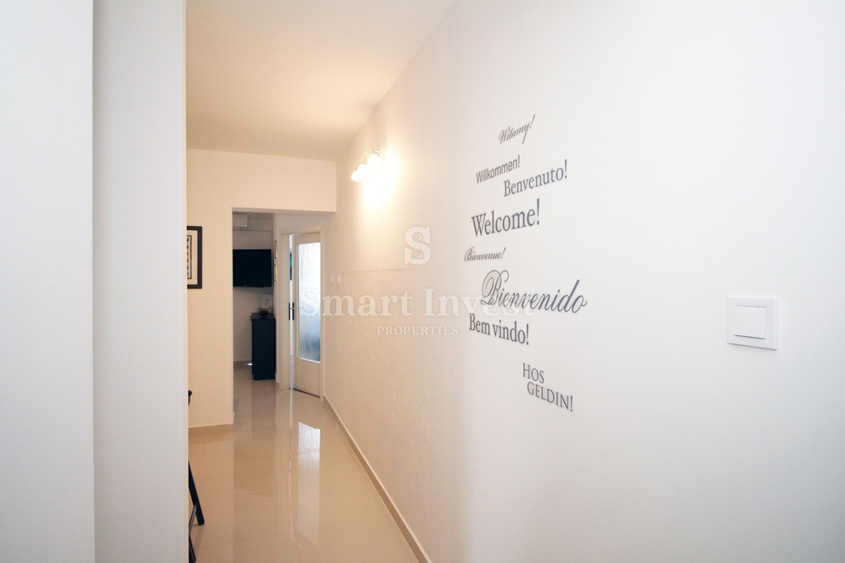 MATULJI - JUŠIĆI, vrstna hiša s 3 stanovanji, konobo in garažo