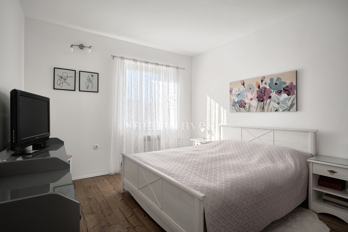 MATULJI - JUŠIĆI, vrstna hiša s 3 stanovanji, konobo in garažo