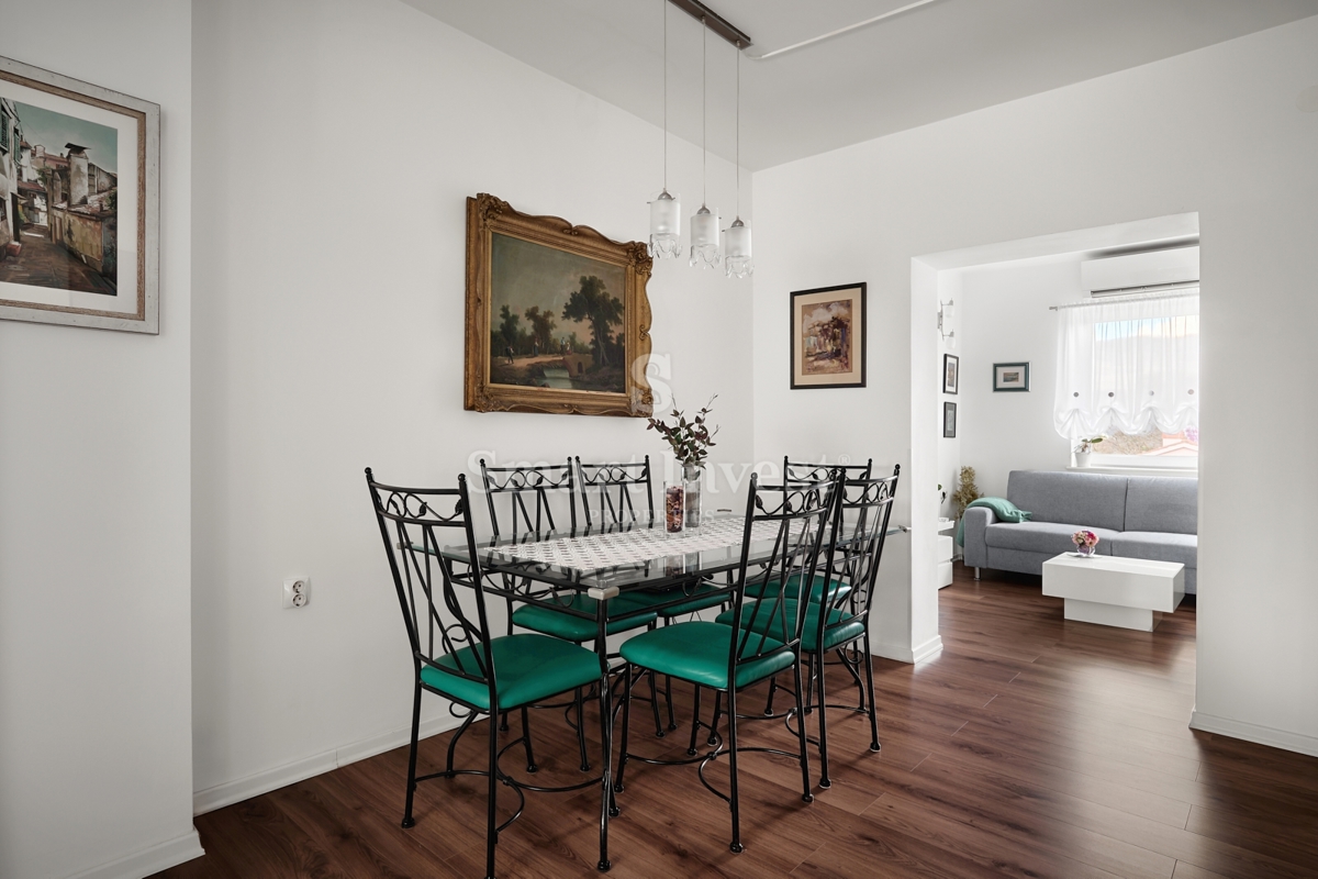 MATULJI - JUŠIĆI, vrstna hiša s 3 stanovanji, konobo in garažo