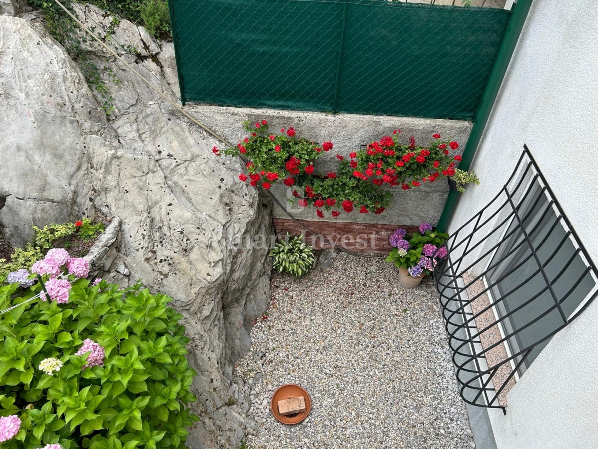 MATULJI - JUŠIĆI, vrstna hiša s 3 stanovanji, konobo in garažo