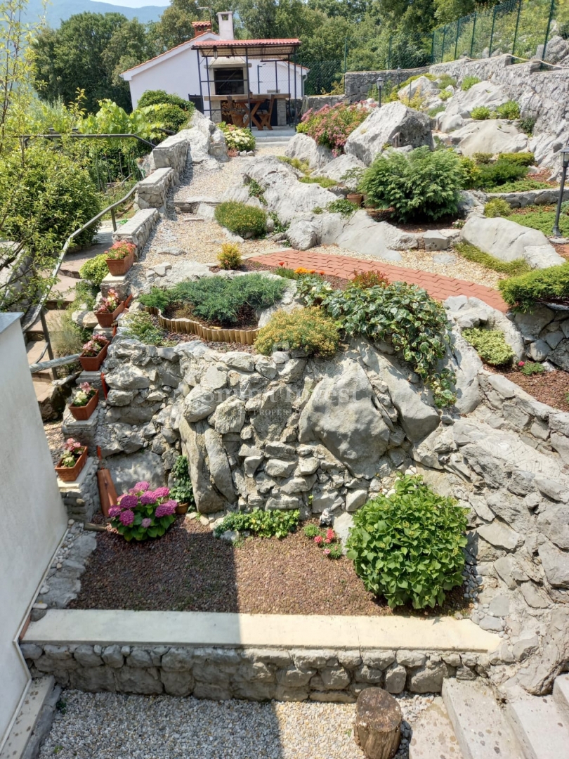 MATULJI - JUŠIĆI, vrstna hiša s 3 stanovanji, konobo in garažo