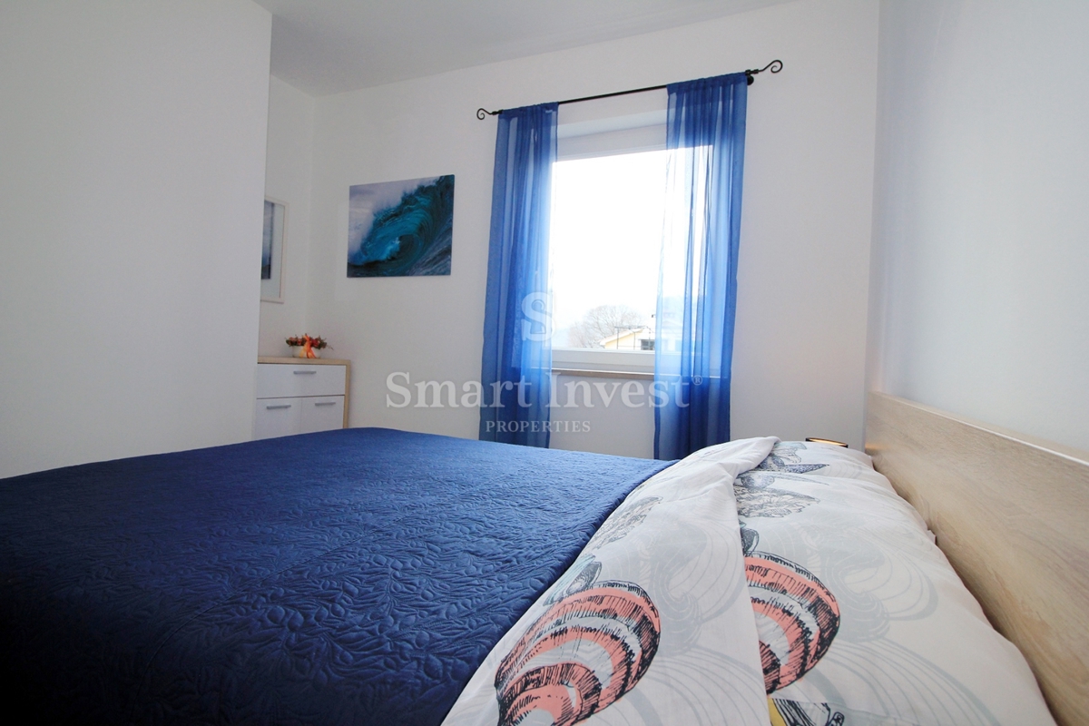 MATULJI - JUŠIĆI, vrstna hiša s 3 stanovanji, konobo in garažo