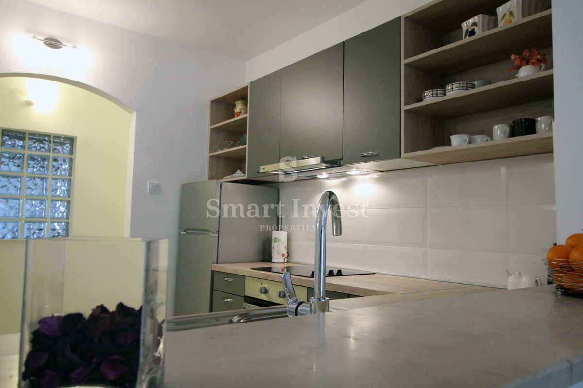 MATULJI - JUŠIĆI, vrstna hiša s 3 stanovanji, konobo in garažo