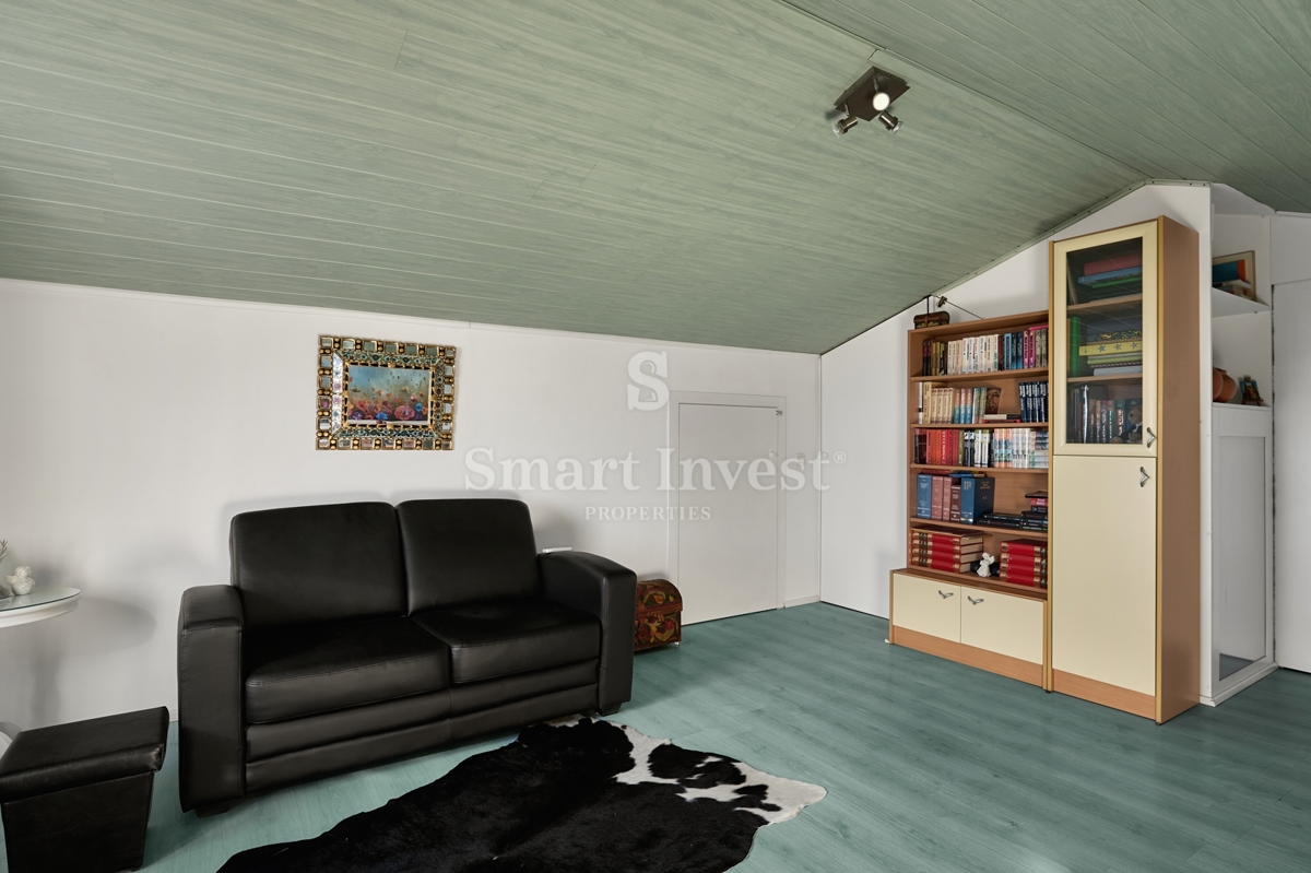 MATULJI - JUŠIĆI, vrstna hiša s 3 stanovanji, konobo in garažo