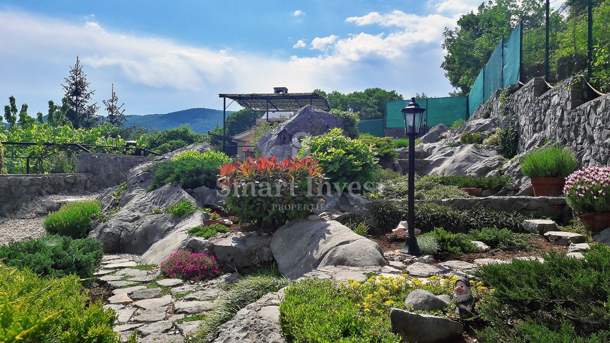 MATULJI - JUŠIĆI, vrstna hiša s 3 stanovanji, konobo in garažo