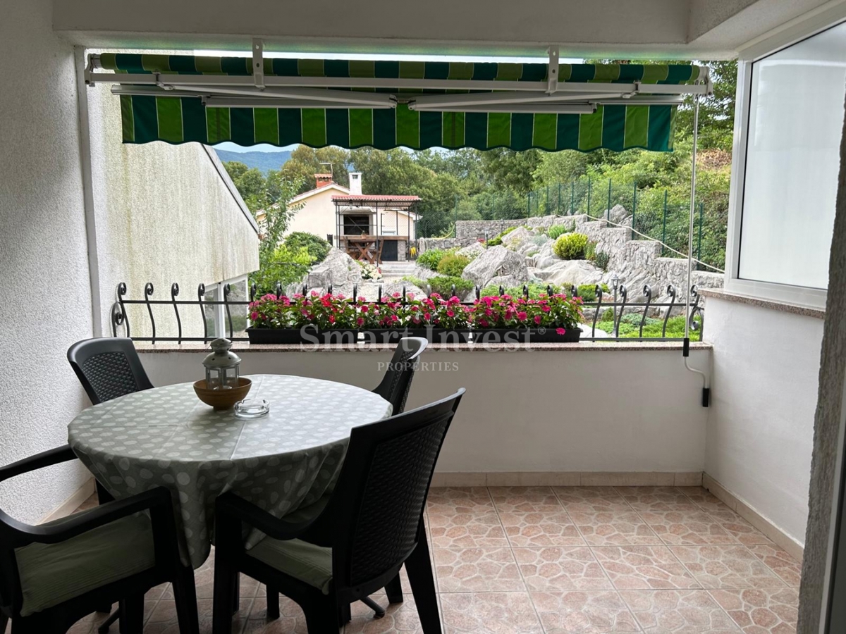 MATULJI - JUŠIĆI, vrstna hiša s 3 stanovanji, konobo in garažo