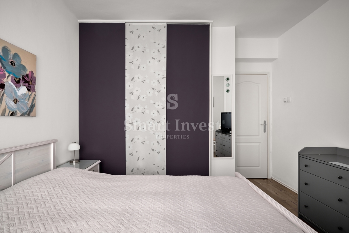 MATULJI - JUŠIĆI, vrstna hiša s 3 stanovanji, konobo in garažo