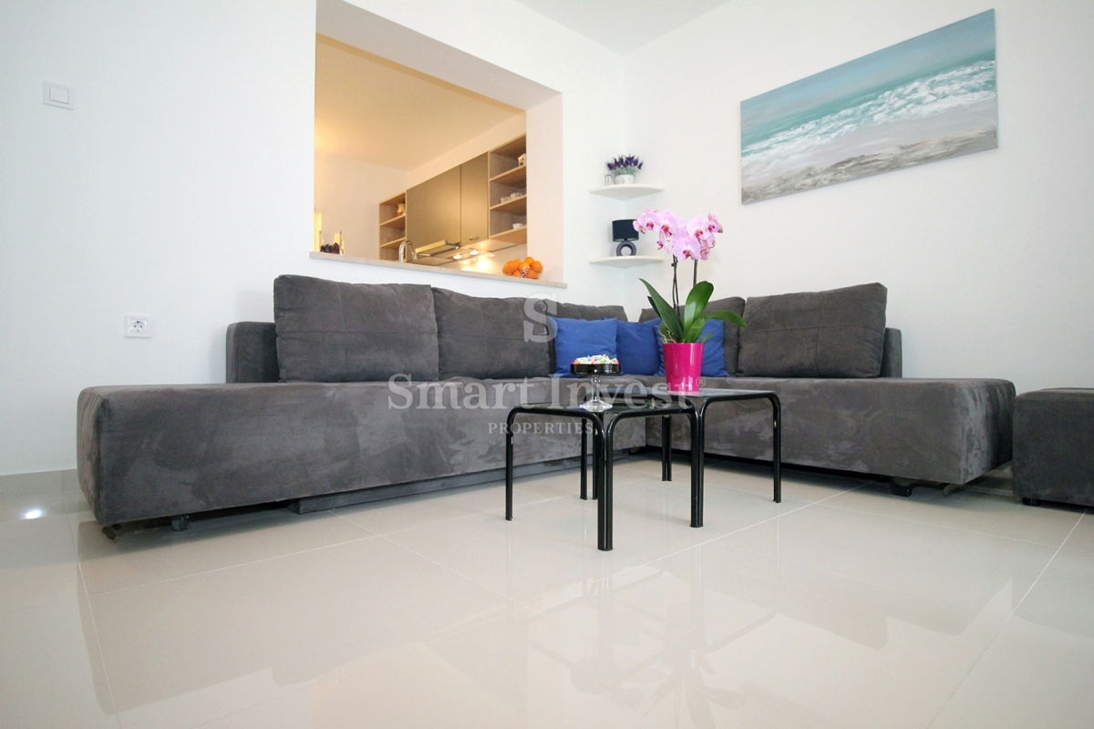 MATULJI - JUŠIĆI, vrstna hiša s 3 stanovanji, konobo in garažo