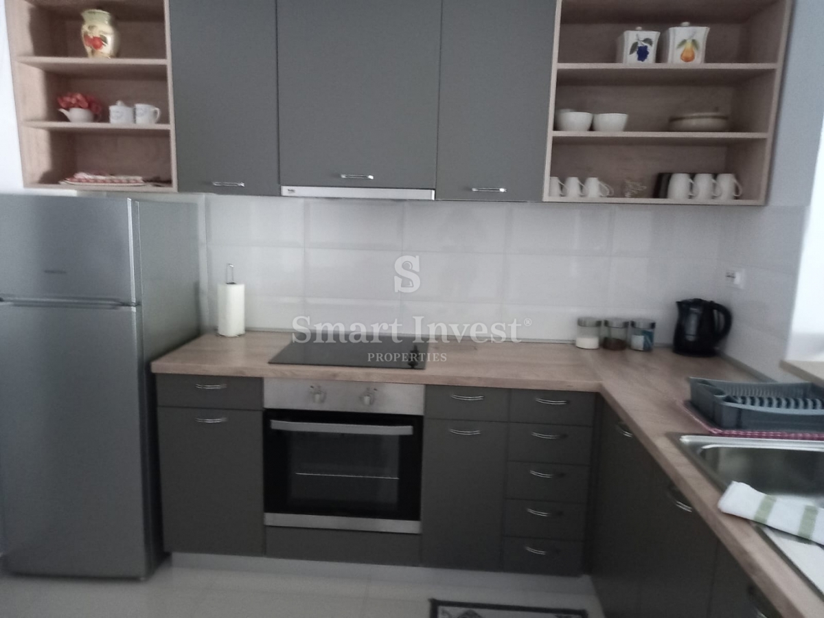 MATULJI - JUŠIĆI, vrstna hiša s 3 stanovanji, konobo in garažo