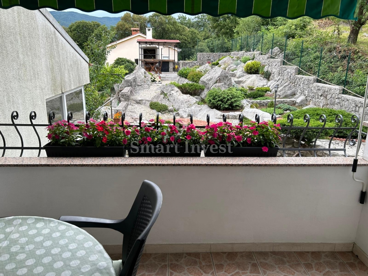 MATULJI - JUŠIĆI, vrstna hiša s 3 stanovanji, konobo in garažo