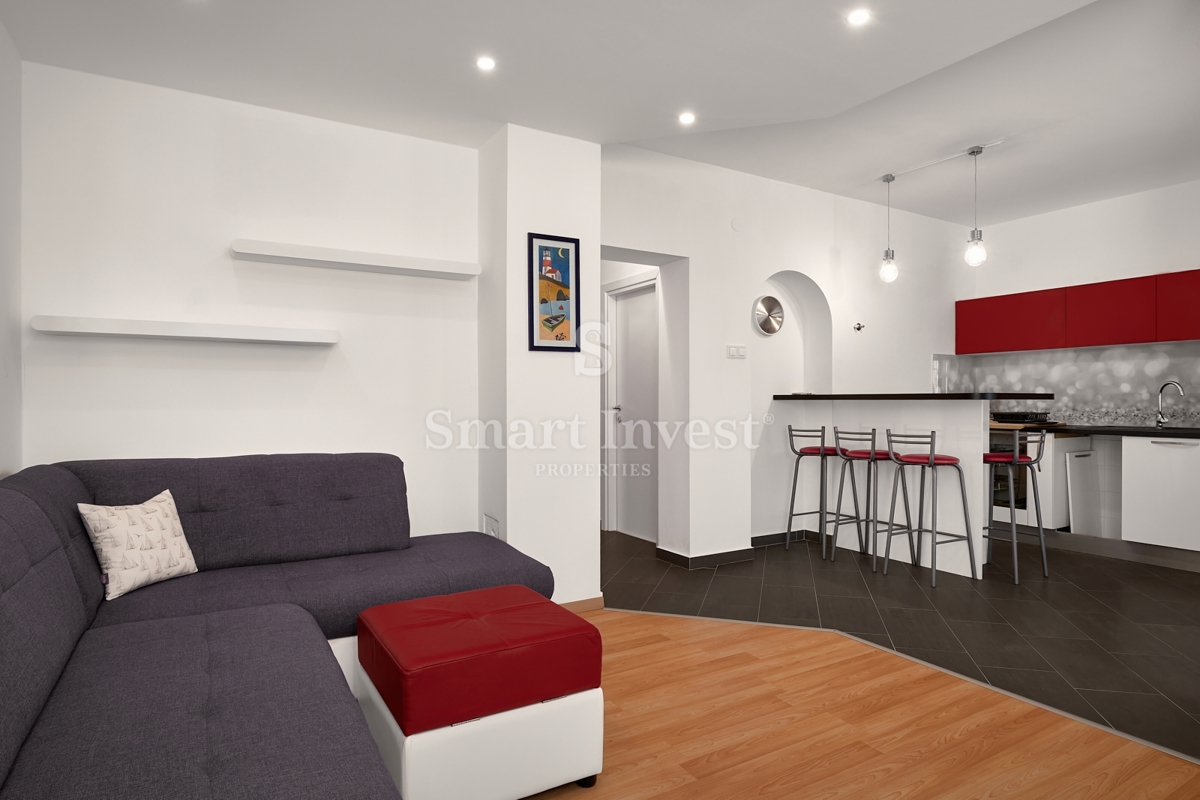 MATULJI - JUŠIĆI, vrstna hiša s 3 stanovanji, konobo in garažo