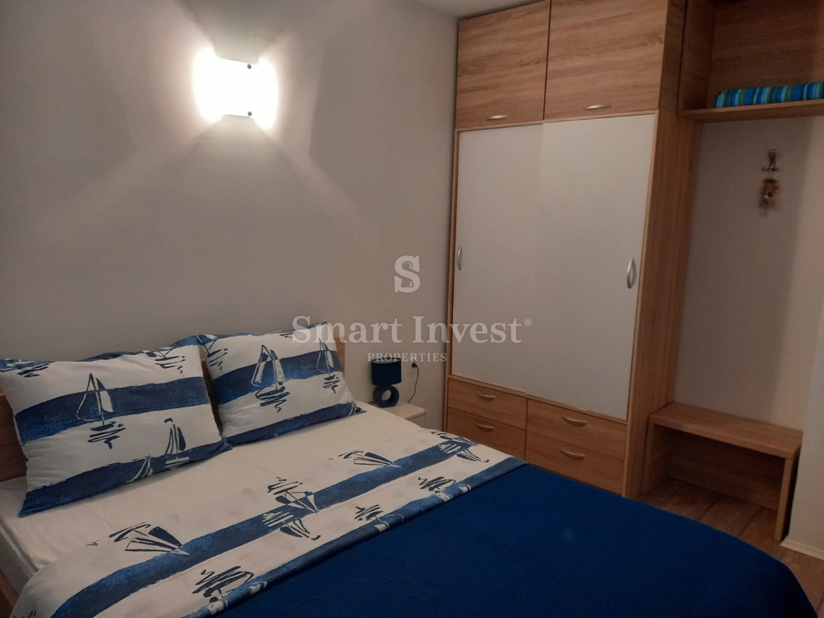 MATULJI - JUŠIĆI, vrstna hiša s 3 stanovanji, konobo in garažo