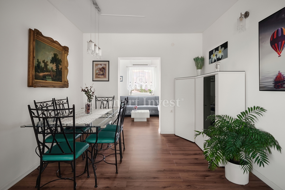 MATULJI - JUŠIĆI, vrstna hiša s 3 stanovanji, konobo in garažo