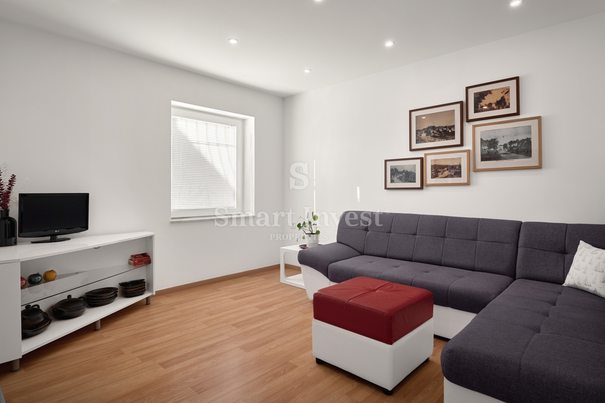 MATULJI - JUŠIĆI, vrstna hiša s 3 stanovanji, konobo in garažo