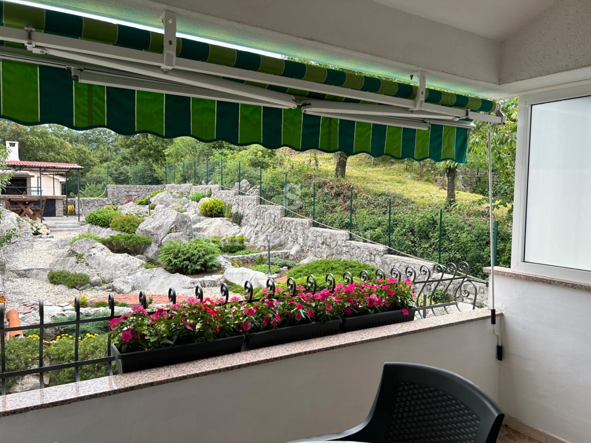 MATULJI - JUŠIĆI, vrstna hiša s 3 stanovanji, konobo in garažo