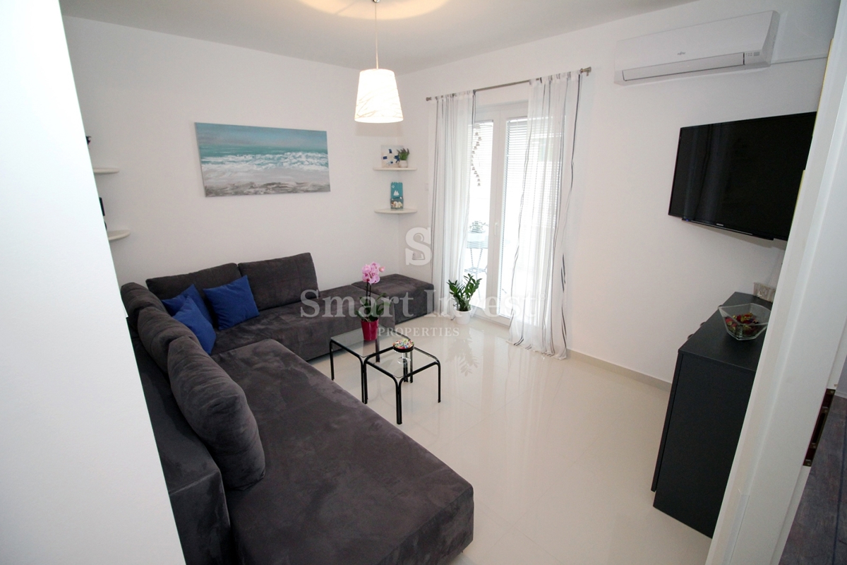 MATULJI - JUŠIĆI, vrstna hiša s 3 stanovanji, konobo in garažo