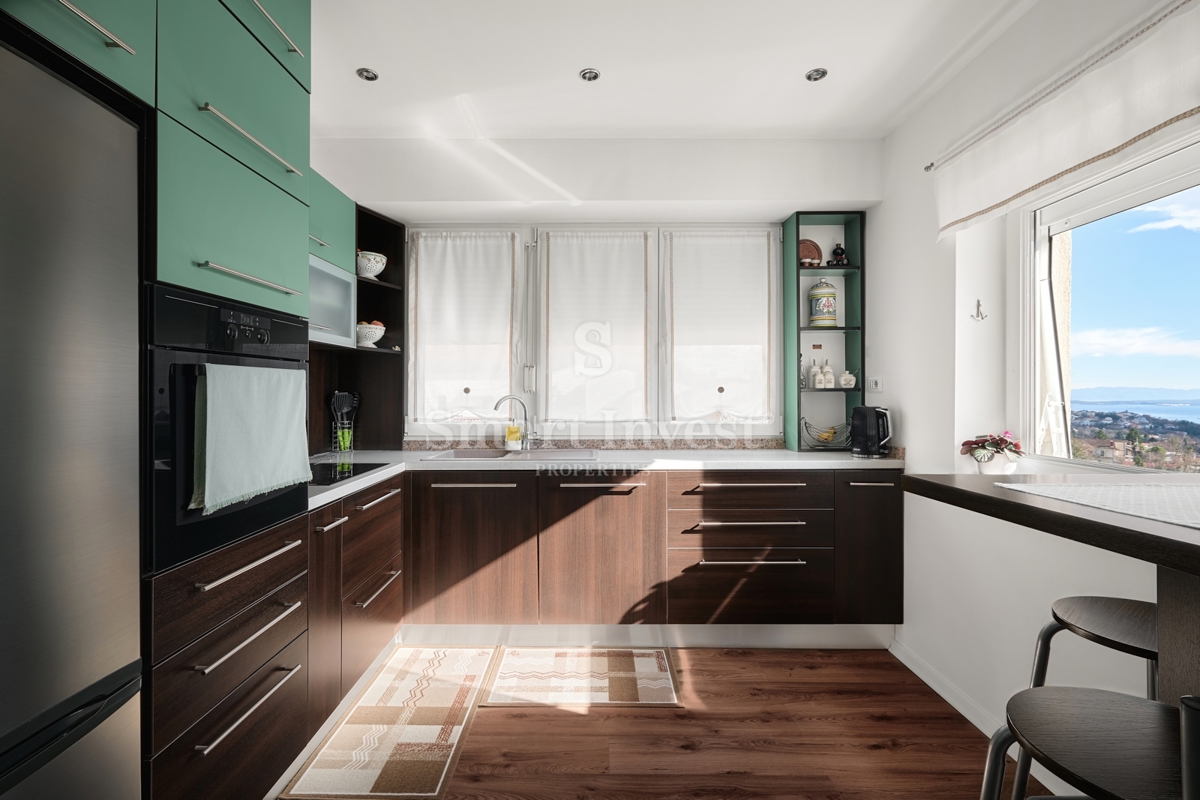 MATULJI - JUŠIĆI, vrstna hiša s 3 stanovanji, konobo in garažo