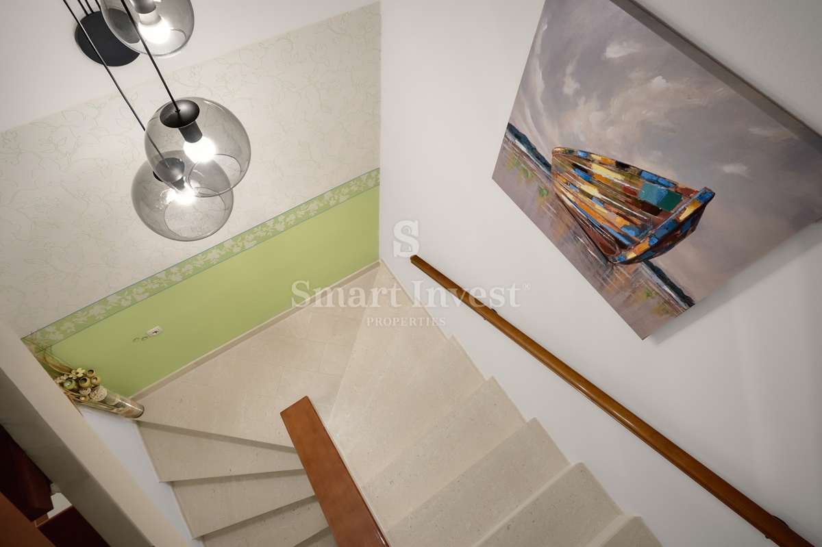 MATULJI - JUŠIĆI, vrstna hiša s 3 stanovanji, konobo in garažo