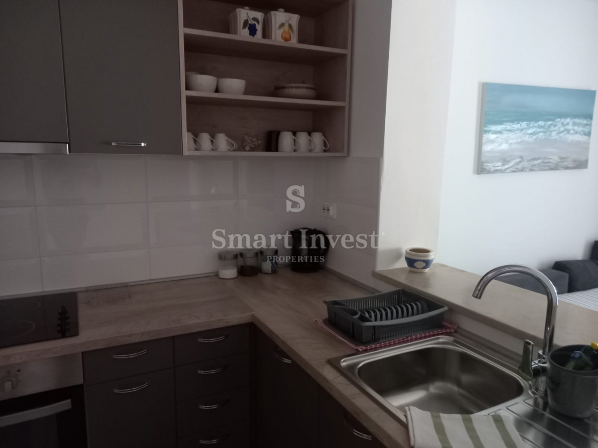 MATULJI - JUŠIĆI, vrstna hiša s 3 stanovanji, konobo in garažo