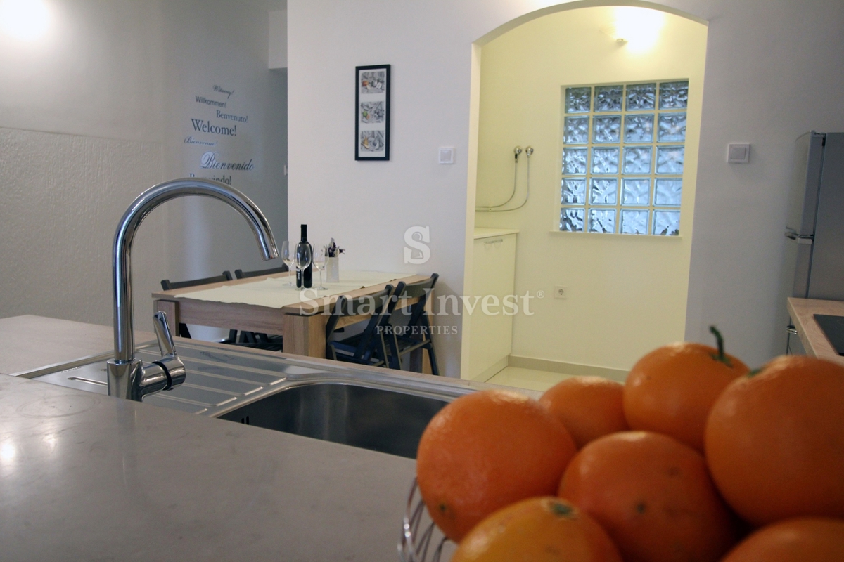 MATULJI - JUŠIĆI, vrstna hiša s 3 stanovanji, konobo in garažo