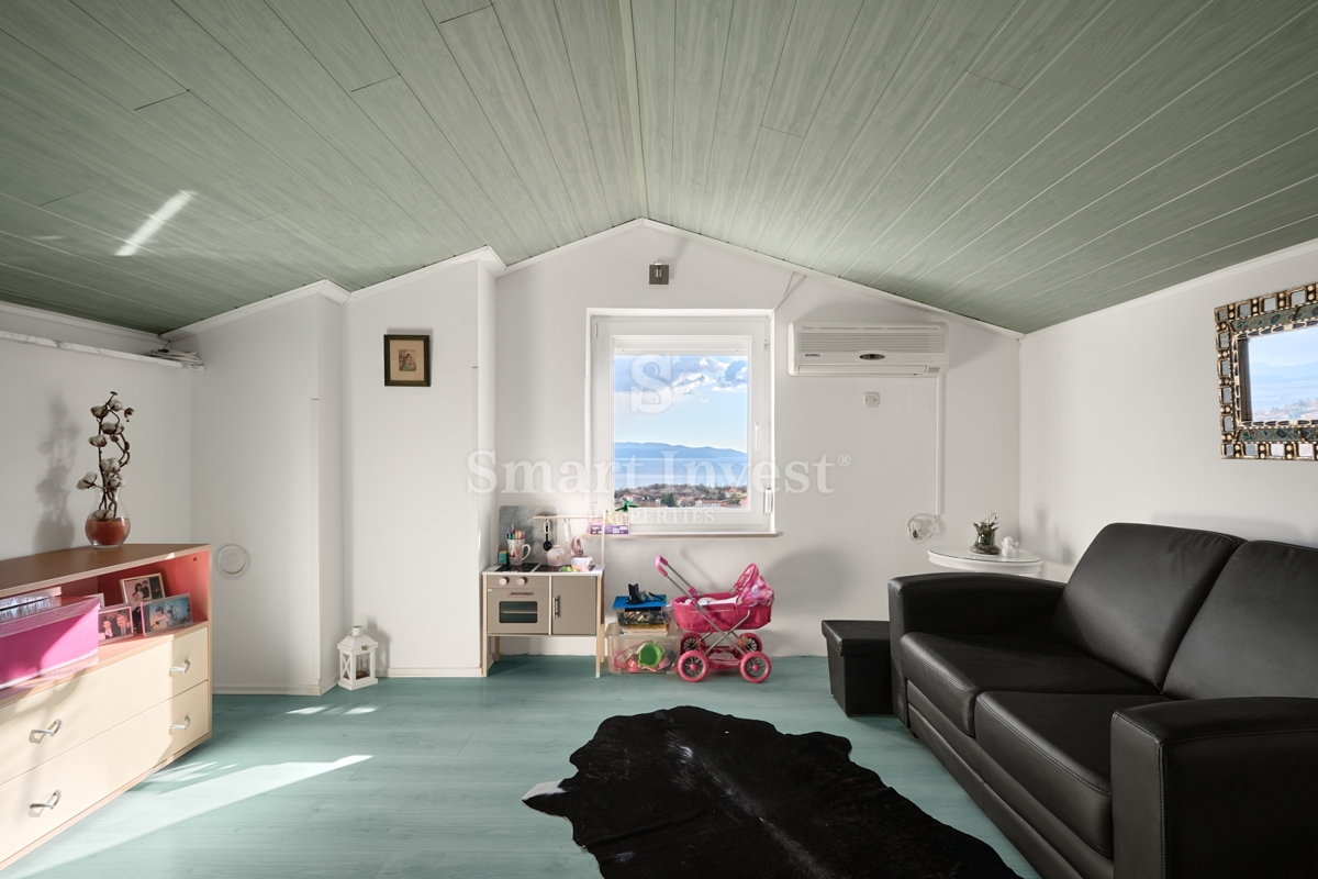 MATULJI - JUŠIĆI, vrstna hiša s 3 stanovanji, konobo in garažo