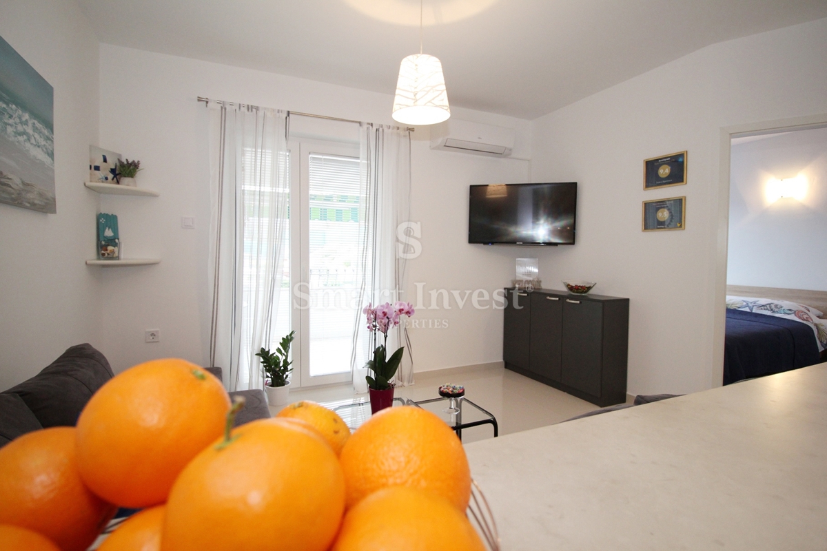 MATULJI - JUŠIĆI, vrstna hiša s 3 stanovanji, konobo in garažo