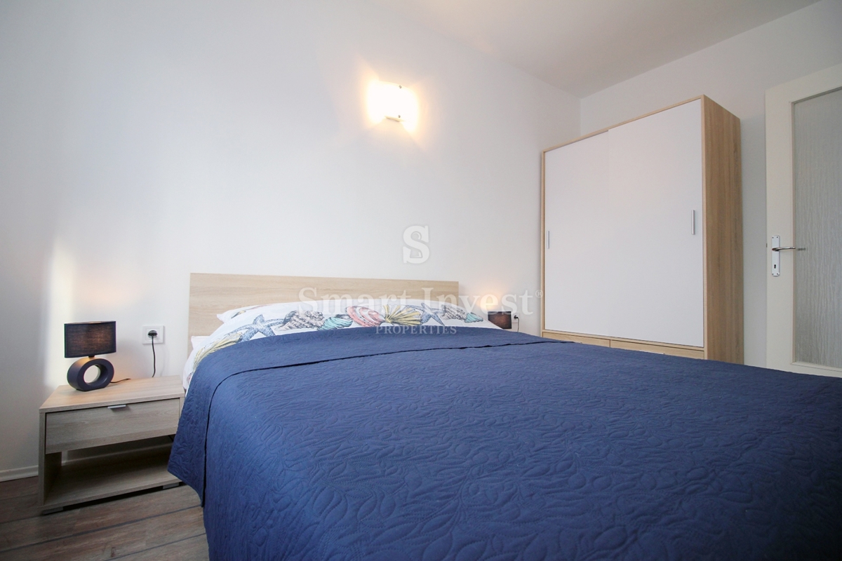 MATULJI - JUŠIĆI, vrstna hiša s 3 stanovanji, konobo in garažo